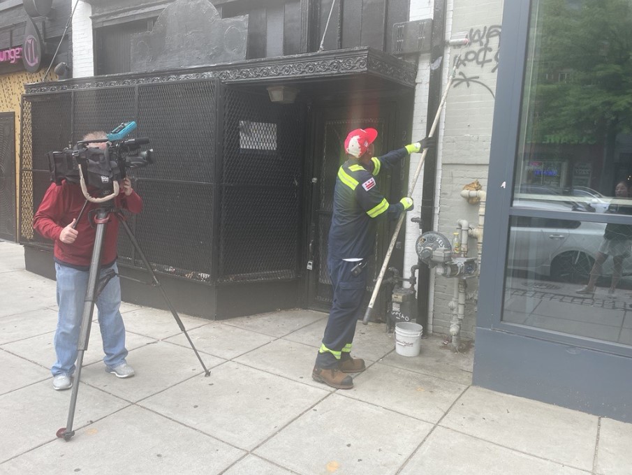 The Great Graffiti Wipe Out🚨🖌️Now through July 12, DPW’s team will be power washing, painting, and removing graffiti from public spaces citywide. DPW’s Graffiti Specialist, Jamar Williams, talked with @Joy7News about the impactful work our team is doing. #NPWW