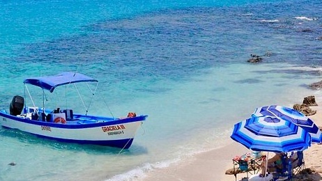 Another boat tour having their lunch.
Must not like the sun🤣🤣
They have their Bimini cover opened up on the boat and two beach umbrellas. 
We didn't want any shade, isn't that what people are here for.🌞☀️🌞😎
You stay nice and cool on the boats as long as you are moving.