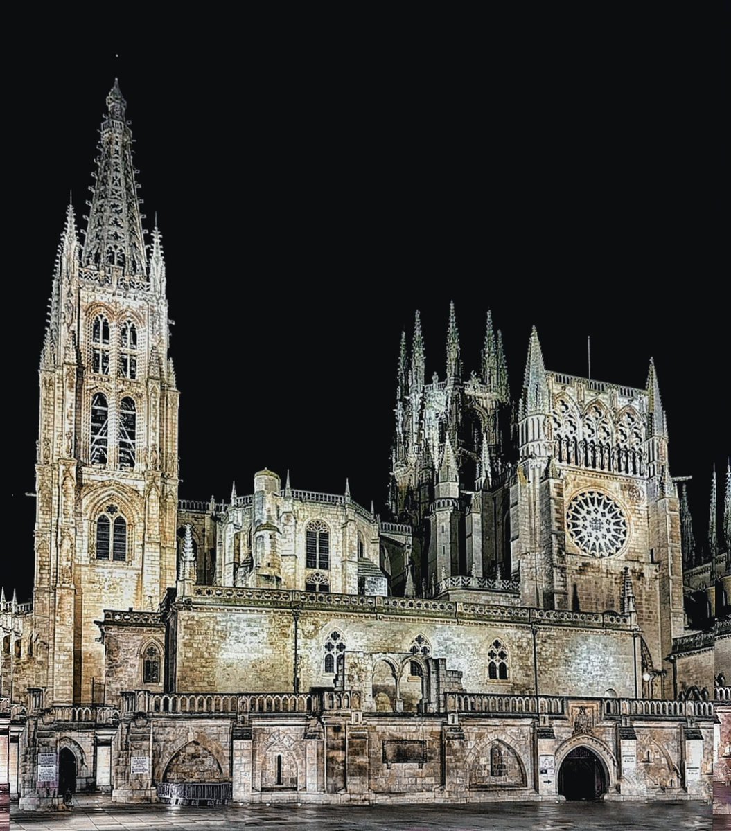 Catedral de Burgos de noche. Es gótica, ya lo sé, pero antes hubo una románica #EsGóticoYaLoSé #BuenasNoches