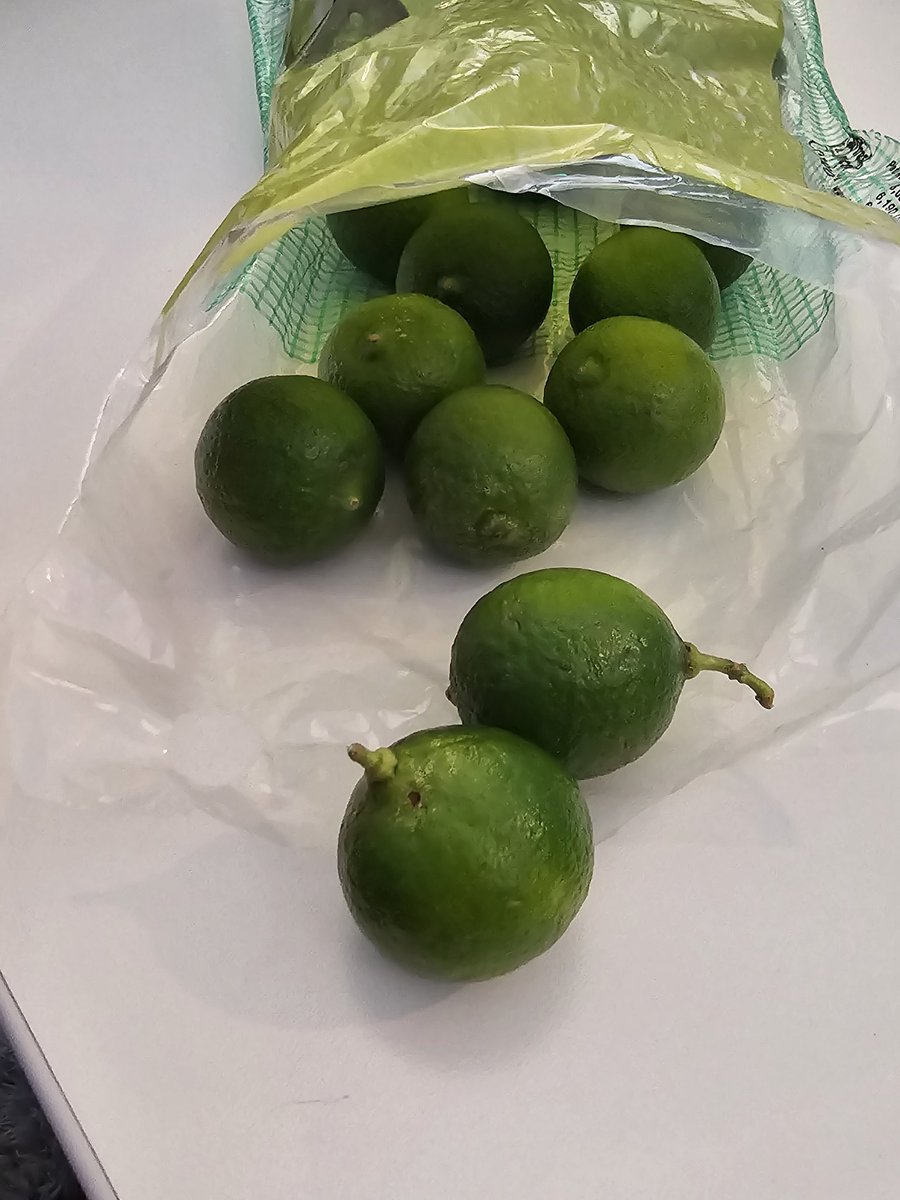 MsLA_323's tweet photo. @NGRLCST I had to grab some key limes 6 bucks in #Cali #keylimes https://t.co/XzsBa8zT7q