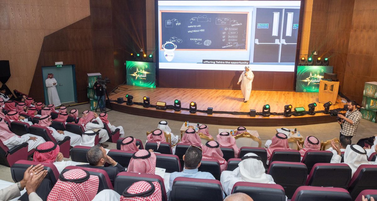 U_Tabuk's tweet photo. معالي رئيس #جامعة_تبوك بحضور سعادة وكلاء الجامعة وعمداء العمادات والكليات ومنسوبي الجامعة، يكرّم الطلاب والطالبات ومشرفي المجتمعات التعليمية في حفل #التميز_في_التعليم_الالكتروني.

@U_Tabuk https://t.co/hG8Azauz0u