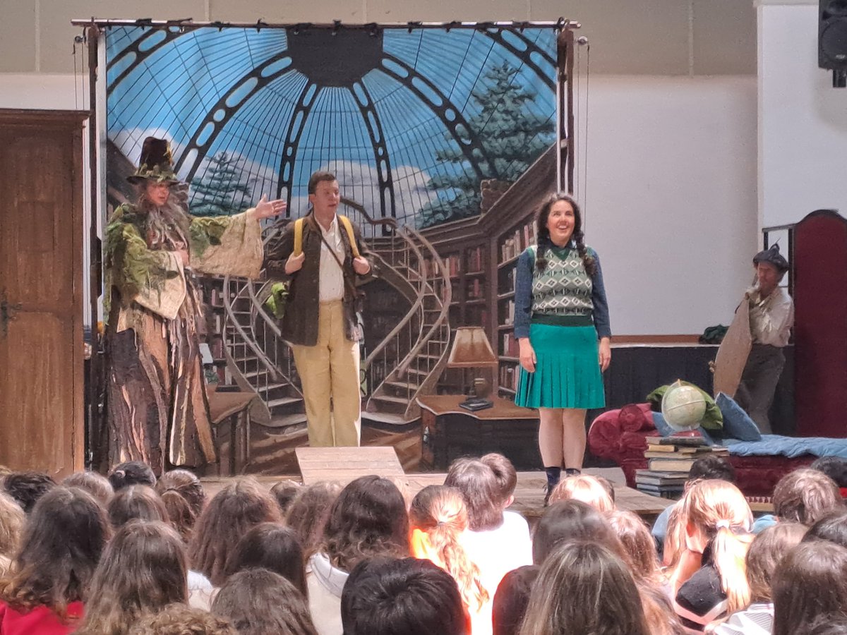cdi_voltaire12's tweet photo. Quelle chance pour 220 élèves de 6e, 5e, 4e et CM2 de #Capdenac d'assister à un spectacle d'une telle qualité : le bus Papageno. Merci aux artistes et techniciens de @operaducapitole et merci @DAACToulouse de permettre un tel projet #EAC https://t.co/EwgoFWrhKH