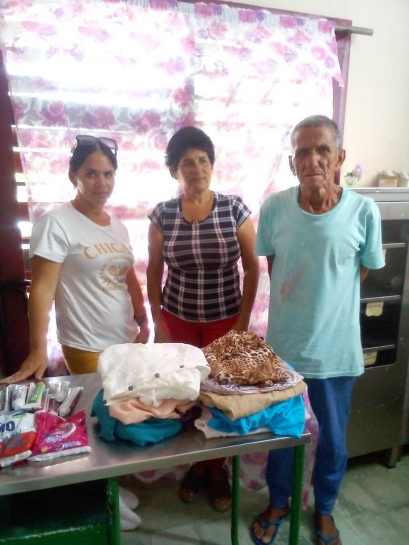 Trabajadores del Bufete de la #IsladelaJuventud realizan donación de aseo y ropa al hogar de ancianos en saludo al 113 aniversario del natalicio de Lázaro Peña líder de la clase obrera #FielesAlLegado #SentirPinero #SNTAP