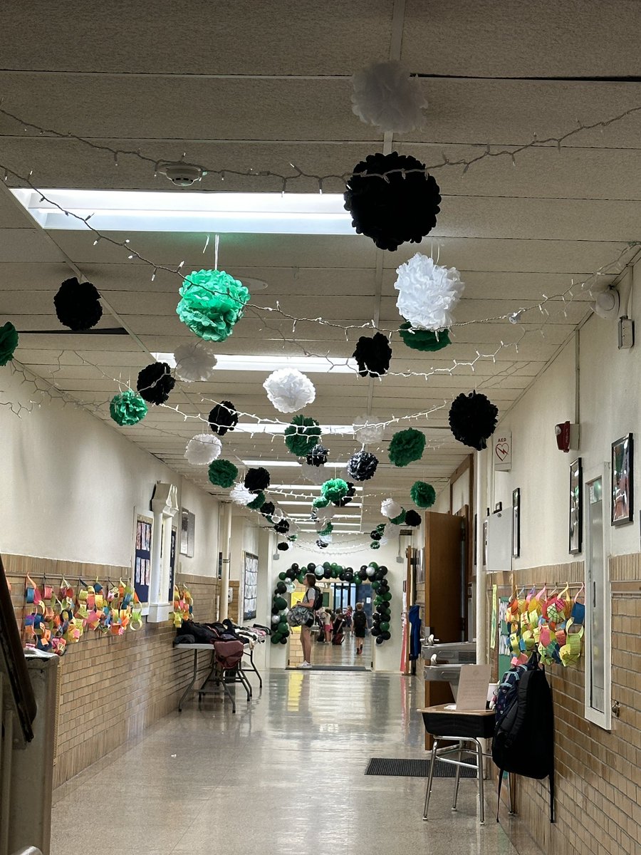 mrsnagaj's tweet photo. It’s almost time! #celebrationoflearning #starbooks #hornetpride @MrsBonacci_KES https://t.co/sKN5xlzbMl