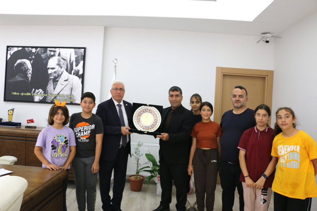 TCPazarcikBel's tweet photo. İlçemiz UNICEF Ortaokulumuzda Kültür ve Turizm Bakanlığı tarafından açılan bağlama kursu öğrencilerimiz, Belediye Başkanımız Sayın Av. Haydar İKİZER’i Belediyemiz makamında ziyaret etti. https://t.co/472tmeD7aK