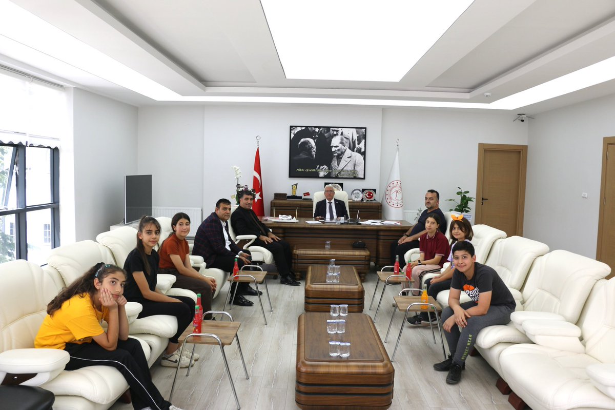 TCPazarcikBel's tweet photo. İlçemiz UNICEF Ortaokulumuzda Kültür ve Turizm Bakanlığı tarafından açılan bağlama kursu öğrencilerimiz, Belediye Başkanımız Sayın Av. Haydar İKİZER’i Belediyemiz makamında ziyaret etti. https://t.co/472tmeD7aK