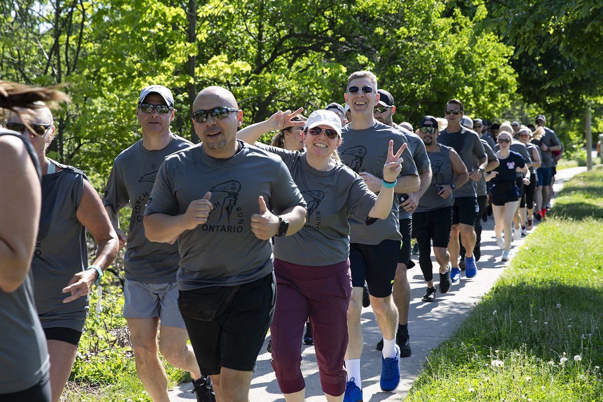 HaltonPolice's tweet photo. Thanks to the all students who came out to support the Law Enforcement Torch Run for Special Olympics today! 

Officers and civilian members ran 7 km past 9 Oakville schools ending at River Oaks Rec Centre before joining 300 students for a 1km walk.

@SpecialOCanada @SOOntario https://t.co/AX3UfK0YpQ