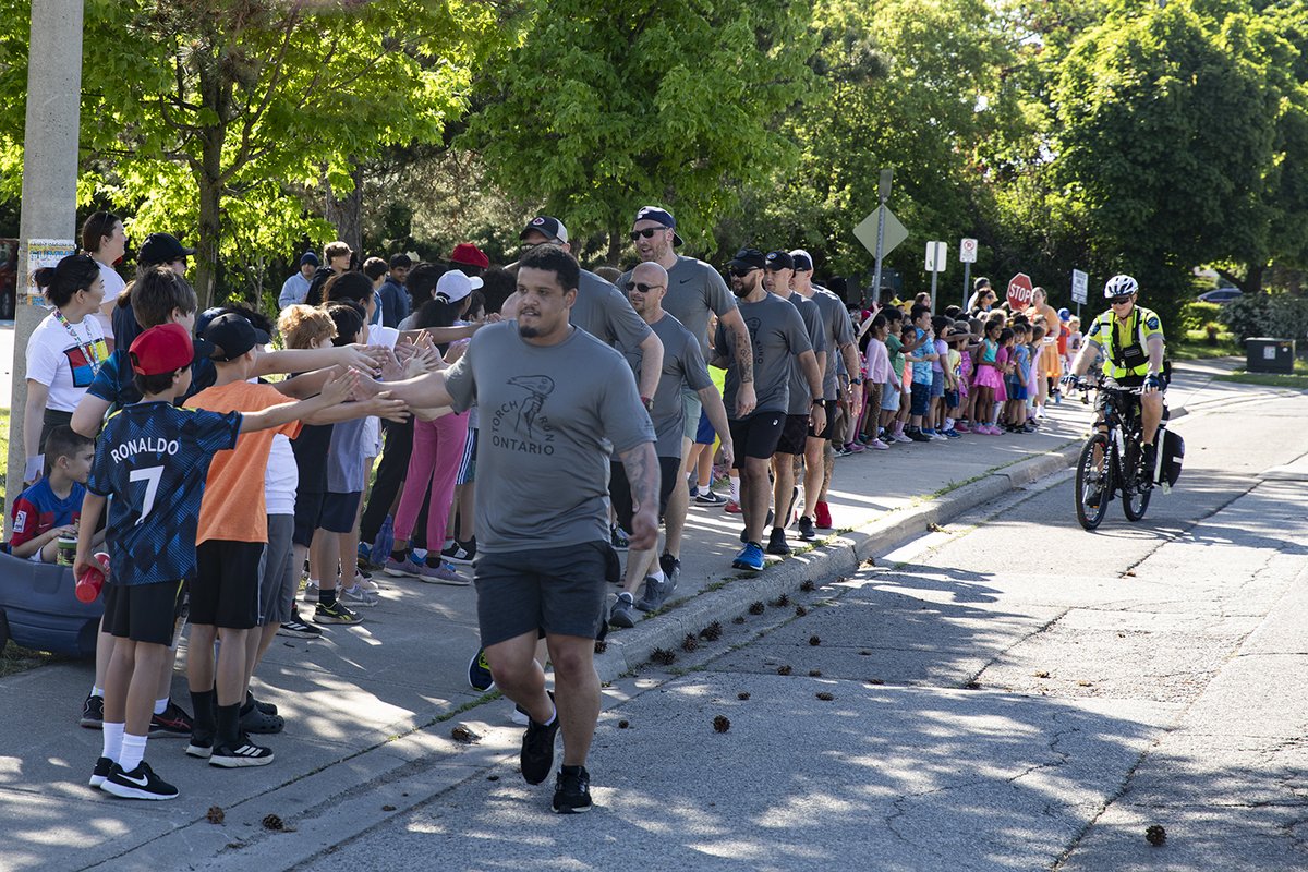 Thanks to the all students who came out to support the Law Enforcement Torch Run for Special Olympics today! 

Officers and civilian members ran 7 km past 9 Oakville schools ending at River Oaks Rec Centre before joining 300 students for a 1km walk.

<a href="/SpecialOCanada/">Special Olympics Canada</a> <a href="/SOOntario/">Special Olympics Ontario</a>