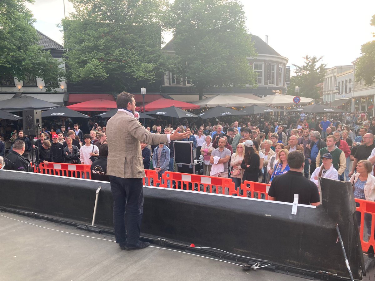 De Vredeskaravaan staat op een O-VER-VOL plein in Enschede. De boodschap van #FVD bereikt talloze Nederlanders. Kom ook langs bij een van de volgende stops van de Vredeskaravaan! fvd.nl/events