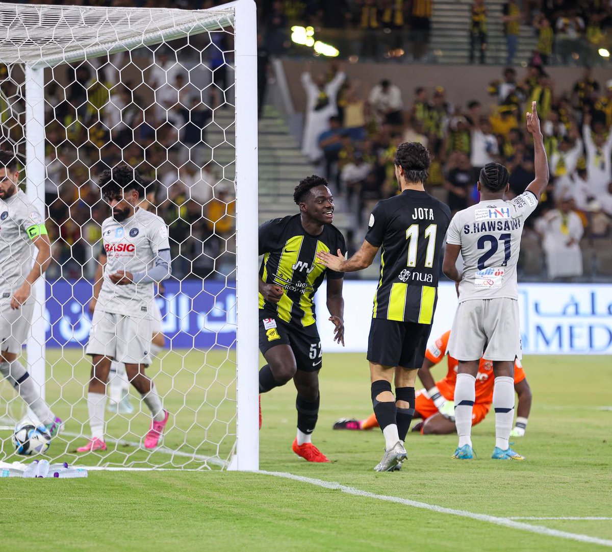SPL's tweet photo. الفتى الذهبي ⭐

طلال حاجي يسجل ثاني أهدافه مع @ittihad هذا الموسم 🟡👏

#الاتحاد_ضمك | #yallaRSL https://t.co/FQibSvVBcw