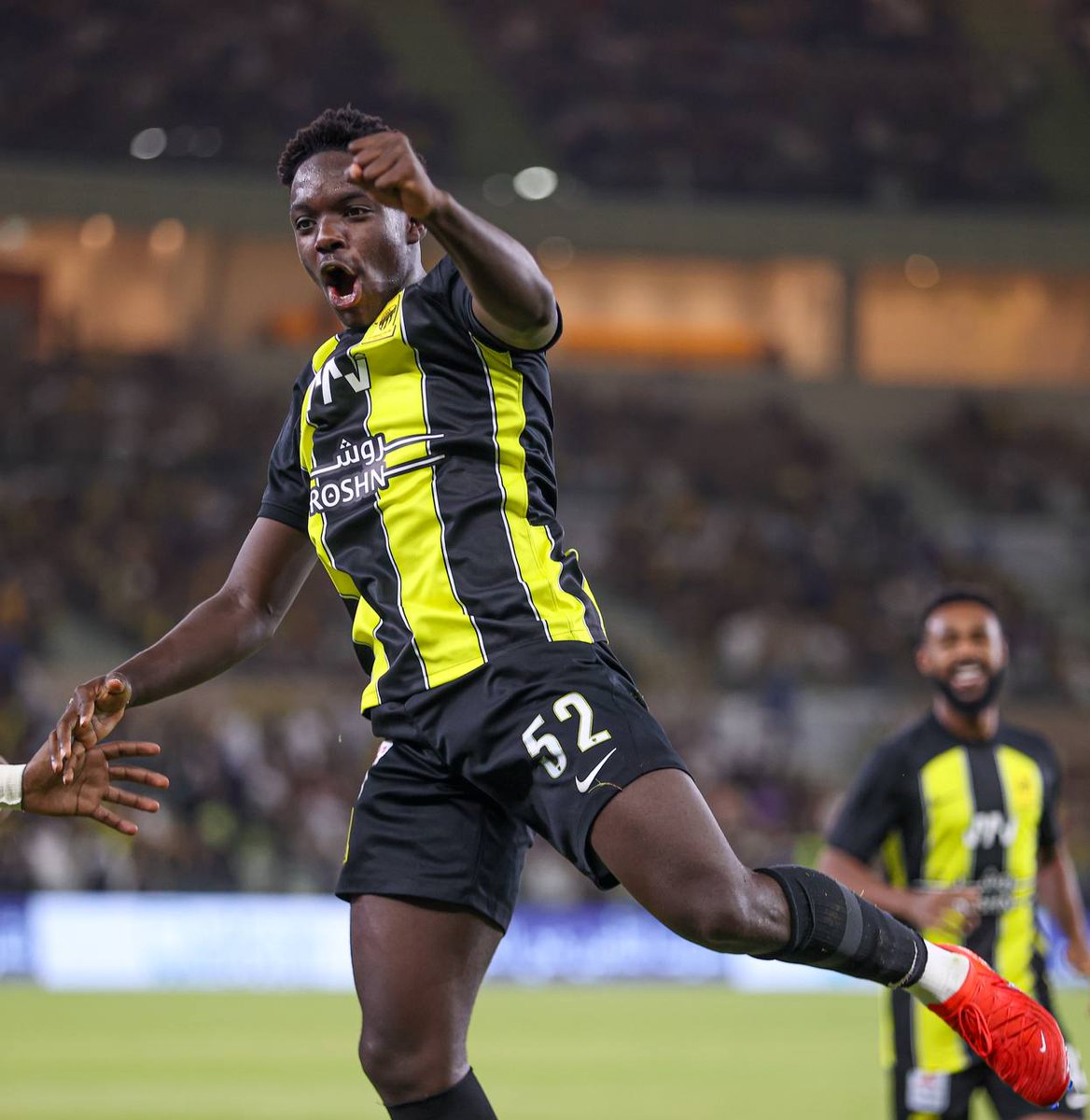 SPL's tweet photo. الفتى الذهبي ⭐

طلال حاجي يسجل ثاني أهدافه مع @ittihad هذا الموسم 🟡👏

#الاتحاد_ضمك | #yallaRSL https://t.co/FQibSvVBcw