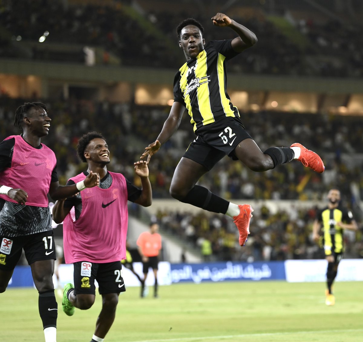 SPL's tweet photo. الفتى الذهبي ⭐

طلال حاجي يسجل ثاني أهدافه مع @ittihad هذا الموسم 🟡👏

#الاتحاد_ضمك | #yallaRSL https://t.co/FQibSvVBcw