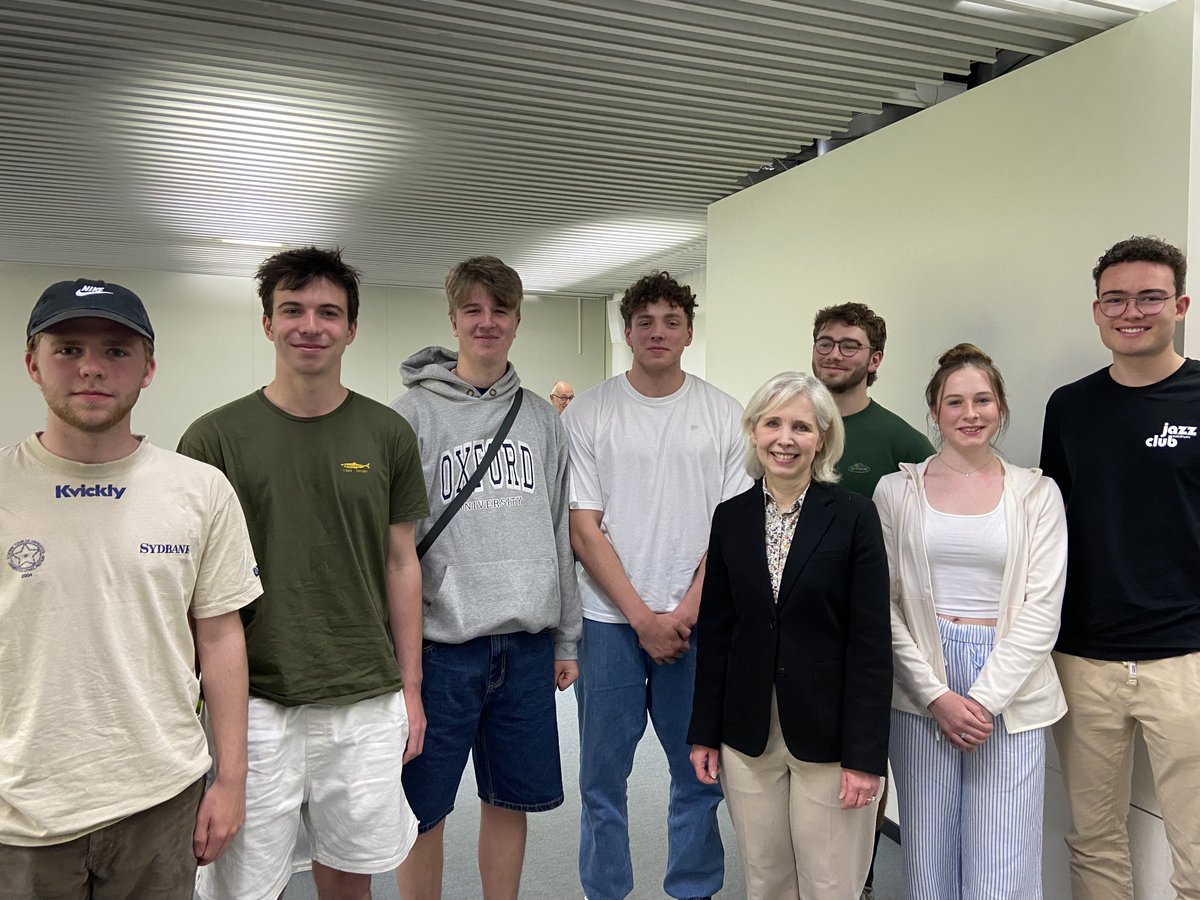 RotheiserScotti's tweet photo. Im Rahmen von #EUinSwissSchools besuchte ich im Mai die Kantonsschulen Solothurn und Chur. Interessanter Austausch mit den Jugendlichen über die 🇪🇺~🇨🇭Beziehungen &amp; aktuelle politische Themen. 🙏 für die spannenden Fragen! ⁦@AustriaInCH⁩ ⁦⁦⁦⁦⁦@MFA_Austria⁩ https://t.co/xdYRNnIU6X