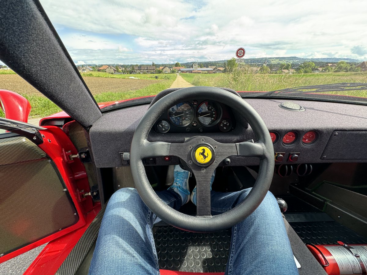 Kompromisslos: Bei diesem Rennwagen für die Strasse ist kein Gramm zu viel. Der #FerrariF40 bleibt DAS Traumauto jedes #Petrolhead. Enzo Ferrari baute ihn zum 40-Jahre-Jubiläum seiner Automarke – deshalb der Name F40. Nur gut 1'300 Exemplare wurden zwischen 1987 und 1992 gebaut.