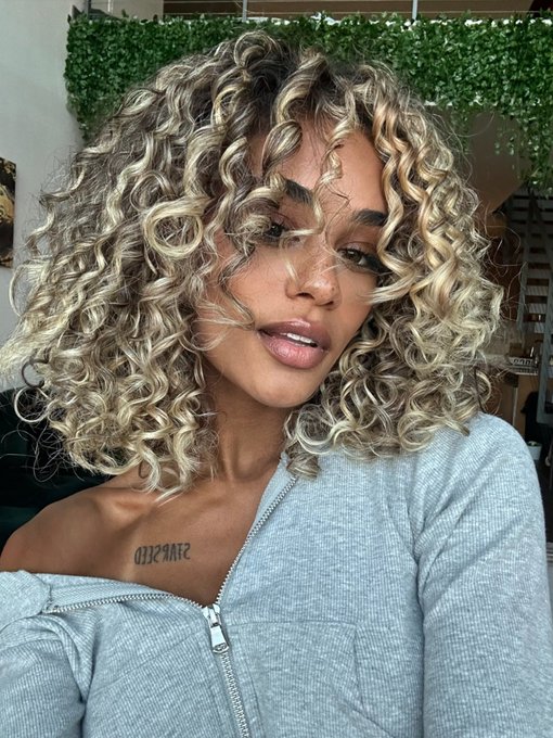 Loving being blonde ✨ https://t.co/NackcVZBAN