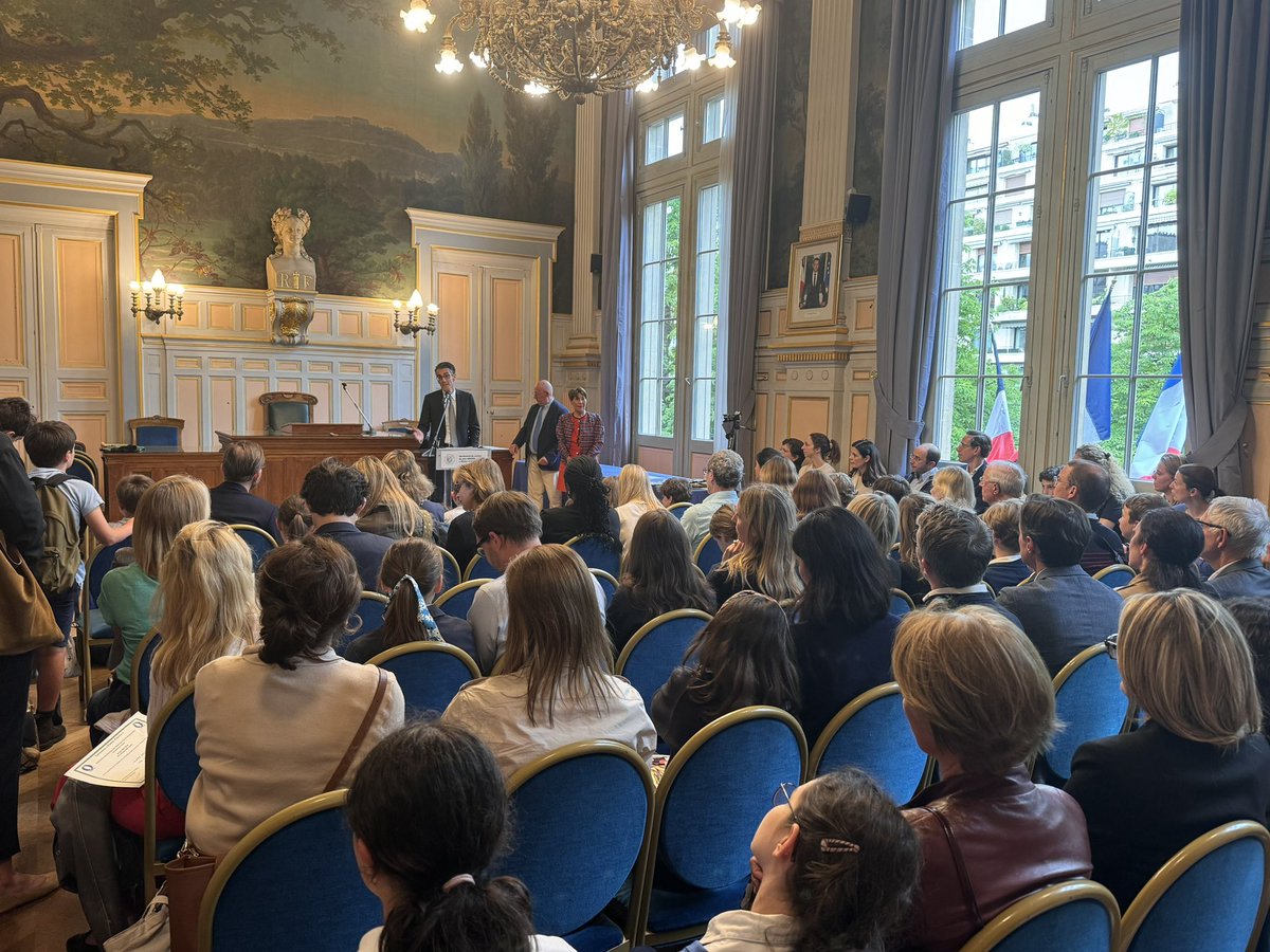 mairiedu16's tweet photo. ✍️ Quel plaisir d’accueillir à la mairie du XVIe les élèves de nombreux établissements scolaires accompagnés par leurs parents pour la remise des prix du concours d'écriture "Plaisir d'écrire" de L'#Amopa Paris Ouest en présence de @Jeremy_Redler et @Nizardisabelle https://t.co/e3GtF5H99e