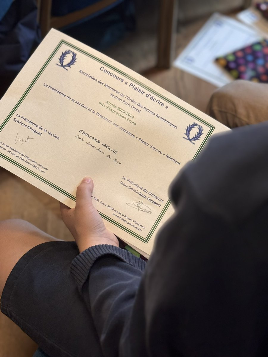 mairiedu16's tweet photo. ✍️ Quel plaisir d’accueillir à la mairie du XVIe les élèves de nombreux établissements scolaires accompagnés par leurs parents pour la remise des prix du concours d'écriture "Plaisir d'écrire" de L'#Amopa Paris Ouest en présence de @Jeremy_Redler et @Nizardisabelle https://t.co/e3GtF5H99e