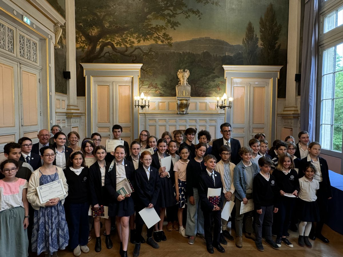 mairiedu16's tweet photo. ✍️ Quel plaisir d’accueillir à la mairie du XVIe les élèves de nombreux établissements scolaires accompagnés par leurs parents pour la remise des prix du concours d'écriture "Plaisir d'écrire" de L'#Amopa Paris Ouest en présence de @Jeremy_Redler et @Nizardisabelle https://t.co/e3GtF5H99e