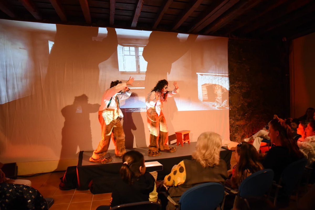 Se llevaban sus temblorosas manos hacia la cara, como para taparse los ojos y así no ser testigos de toda la crueldad del teatro: esas persecuciones demoníacas, esas sombras que presagian un crimen o la aparición de monstruos sádicos...