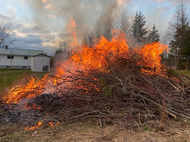 hfxfire's tweet image. Reminder that it is extremely dry outside at the moment. Please use caution, do not throw cigarettes out windows, completely soak campfires (if allowed to light them), avoid welding near tall grass or disposing of stove ash in vegetation.