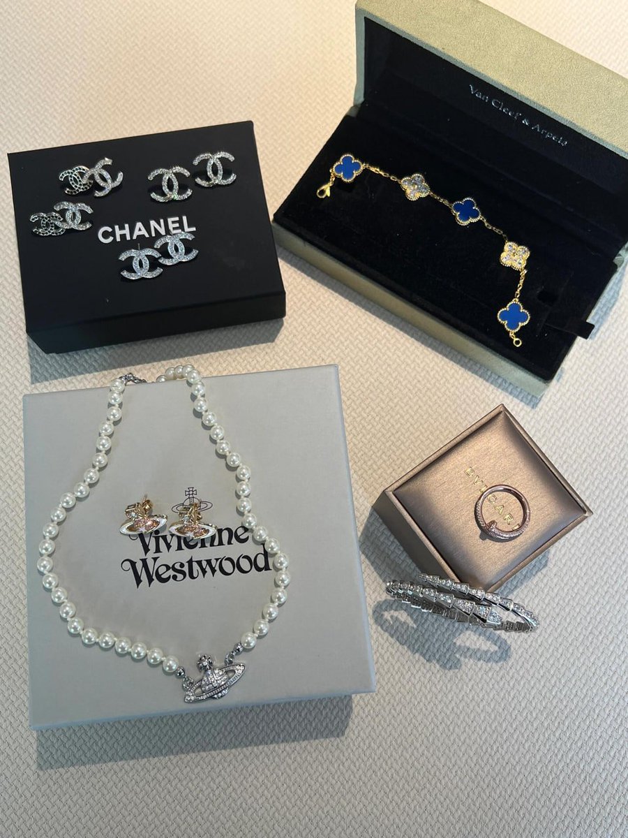 johnxtren's tweet image. Fascinating beauty is wearing jewelry✨