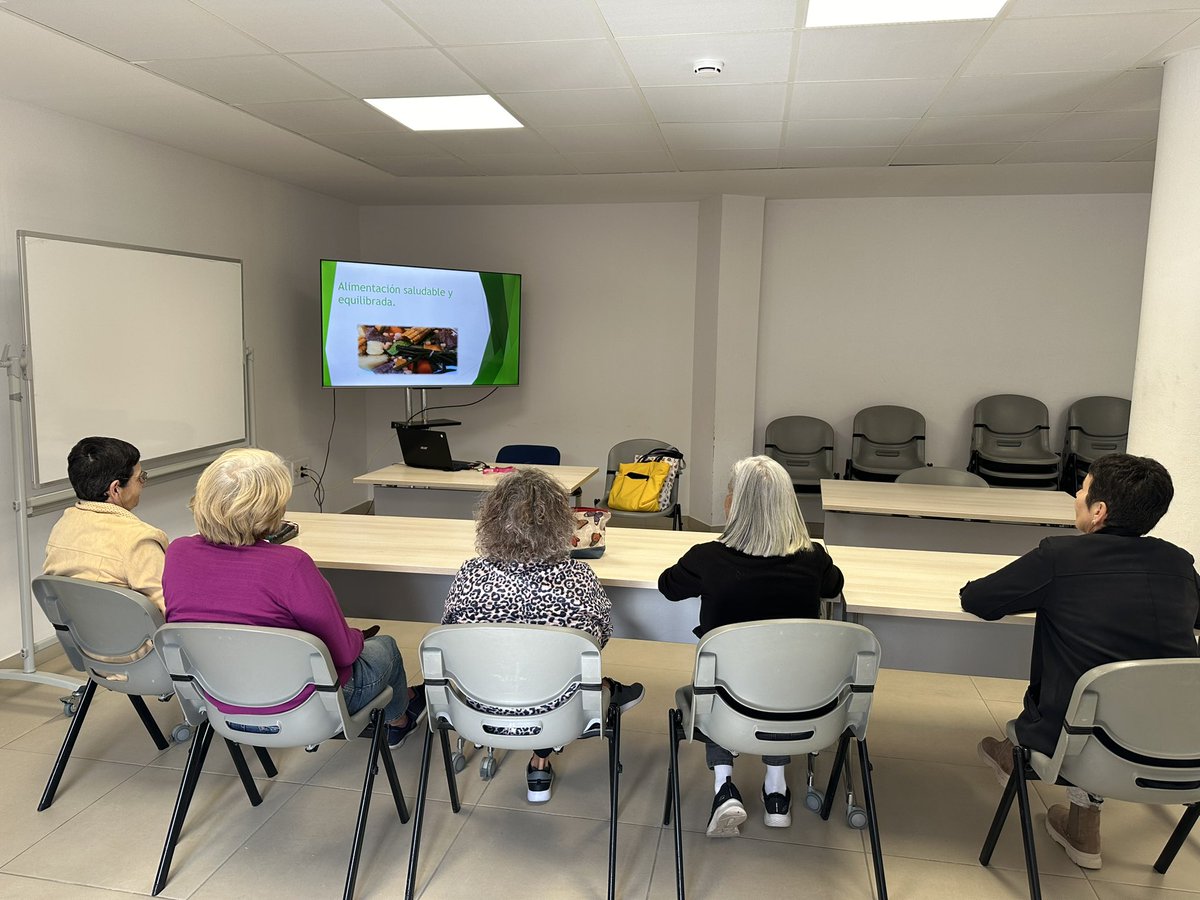 AroaCamejo's tweet photo. Hoy en los talleres de cuidadoras del @cs_valsequillo  aprendimos a llevar una alimentación saludable y conocimos los grupos de alimentos , para terminar desayunamos juntas y así unimos lazos ❤️❤️ gracias por enseñarme tanto ❤️❤️ #gracias #talleresparacuidadoras #csvalsequillo https://t.co/EpjsAnjKSF