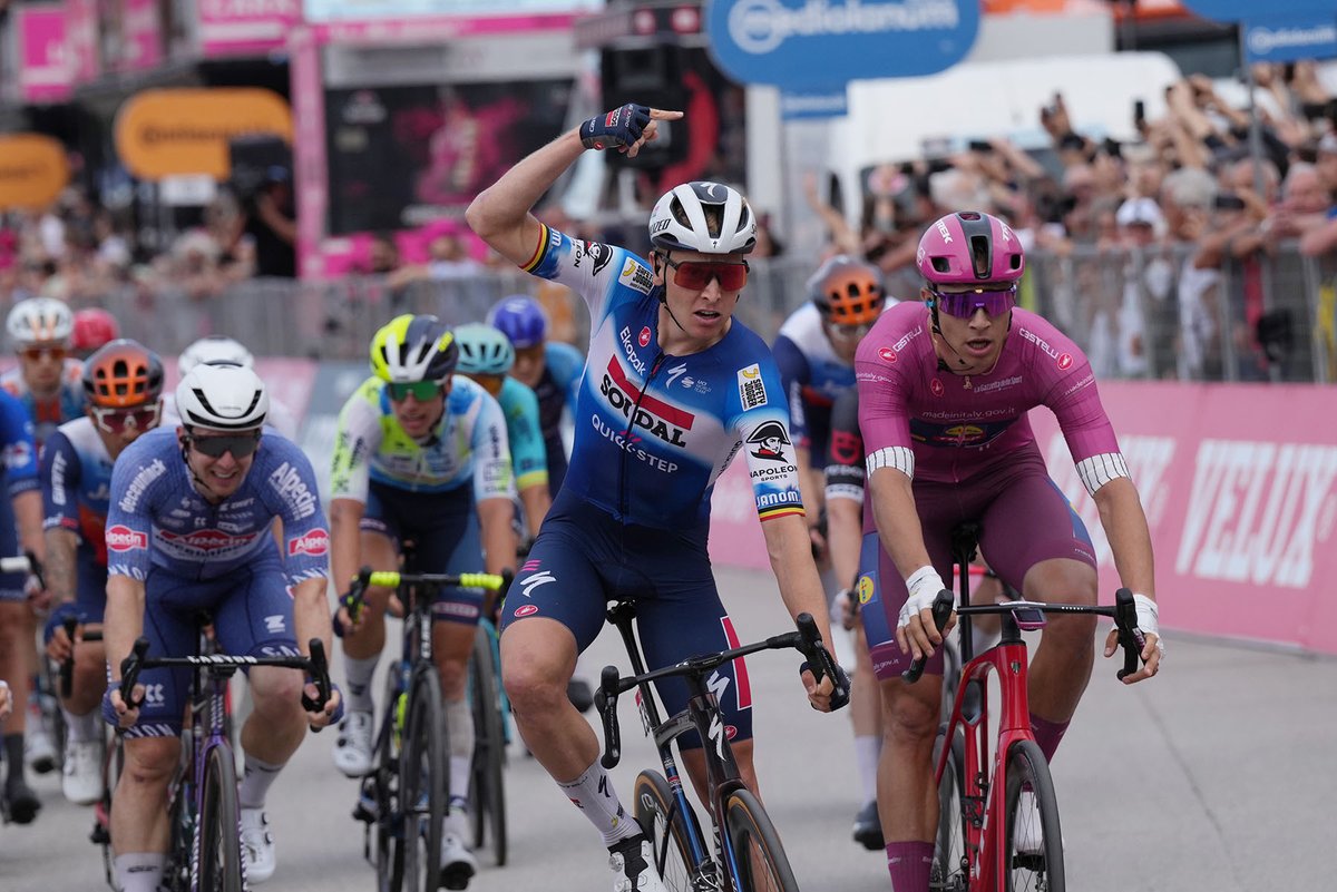 bikenewsPhoto's tweet photo. TIM MERLIER VINCE LA DICIOTTESIMA TAPPA DEL GIRO D’ITALIA TADEJ POGACAR RIMANE IN MAGLIA ROSA https://t.co/vKZkNlUhqL https://t.co/eLvlfqwGVk