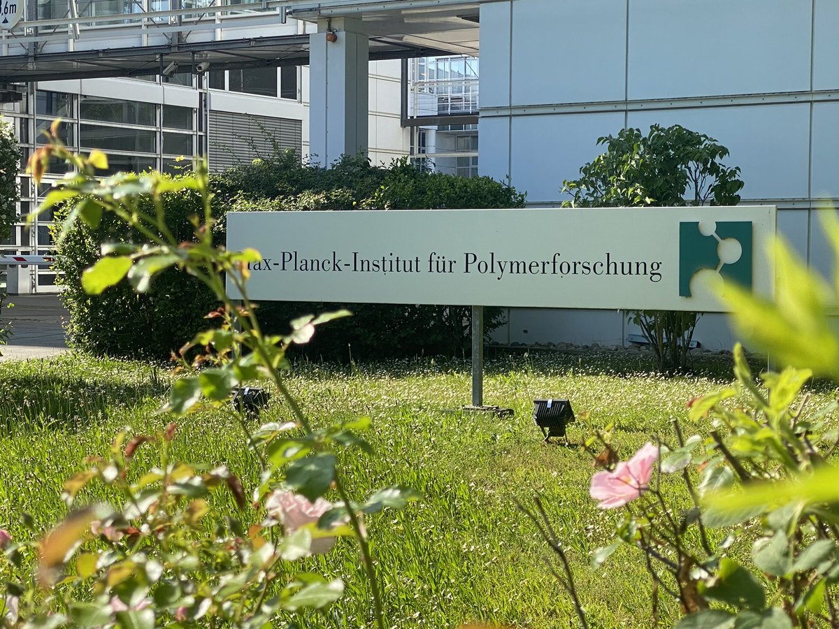 Pieter_Geiregat's tweet image. Feeling that spark again, great stay at @mpi_polymer shooting exotic THz pulses and measuring the oddest things, thanks to Hai Wang and his wonderful students at the impressive Bonn Department #backinthelab #tbc - missed you there @geuchies 😉