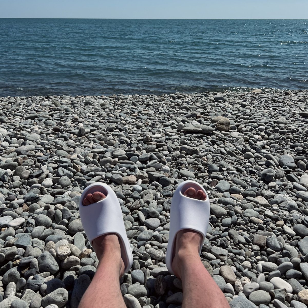 Три дня провел на море. Всё было отлично, но в последний день я уже хотел домой и с удовольствием улетел. Сегодня весь день не могу найти себе места, внутри такое жуткое чувство беспокойства и даже паники... будто что-то сделал не так или что-то забыл 😩