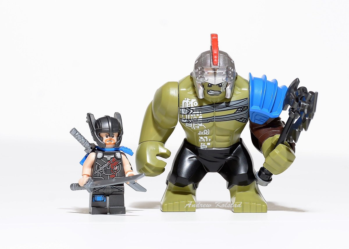 PlasticHobbies's tweet photo. "He's a friend from work!" #lego #minifigures #toyphotography https://t.co/lW5BKVOpAs