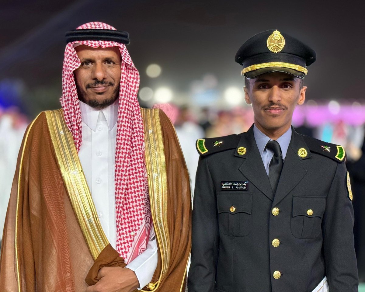 D3LOOj's tweet photo. #مناسبات_الحناتيش | نُهنئ بندر بن بدر بن مبارك الصقرة بمناسبة حصول نجله الملازم بدر بن بندر على درجة البكالوريوس بامتياز في العلوم العسكرية من كلية الملك خالد العسكرية. https://t.co/93YLjbxda0
