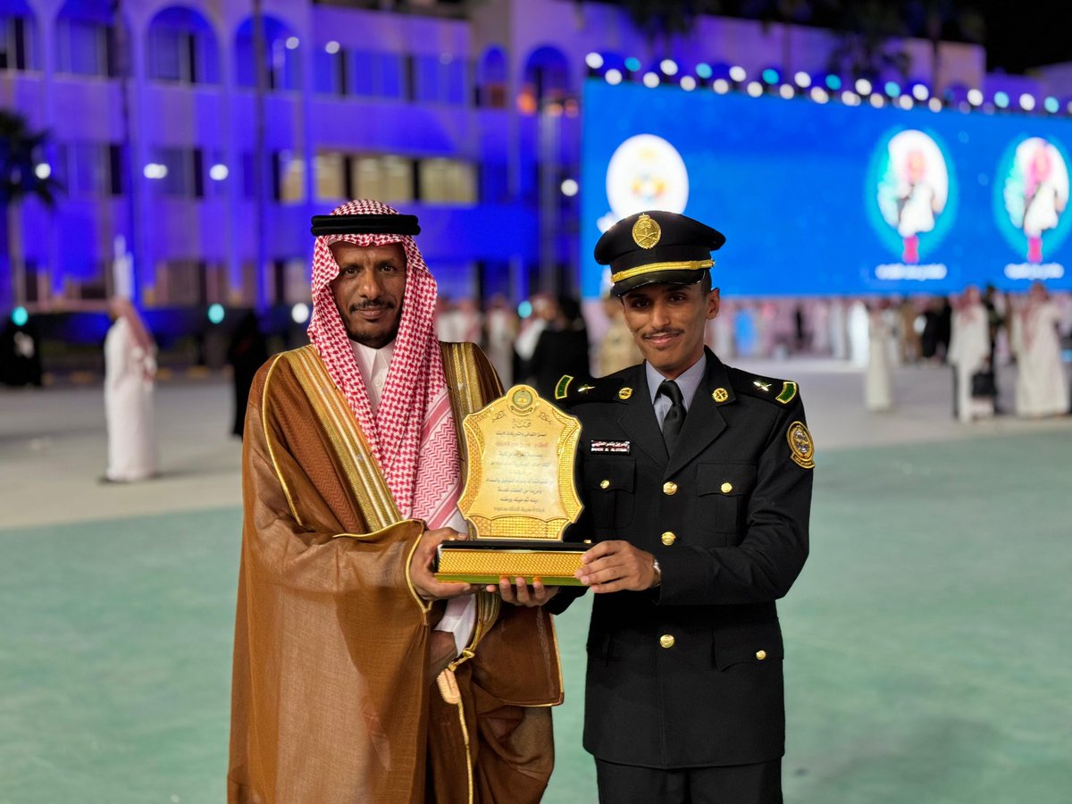 D3LOOj's tweet photo. #مناسبات_الحناتيش | نُهنئ بندر بن بدر بن مبارك الصقرة بمناسبة حصول نجله الملازم بدر بن بندر على درجة البكالوريوس بامتياز في العلوم العسكرية من كلية الملك خالد العسكرية. https://t.co/93YLjbxda0