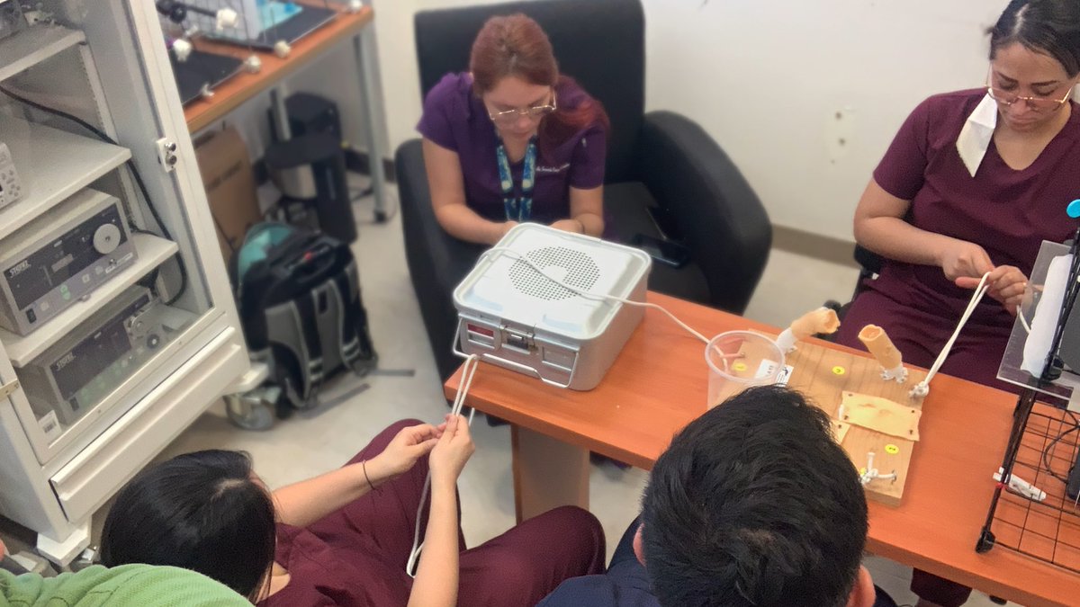 Surgeons doing what surgeons do…
En un mundo sectorizado, hay que seguir enseñando a operar a las siguientes generaciones.