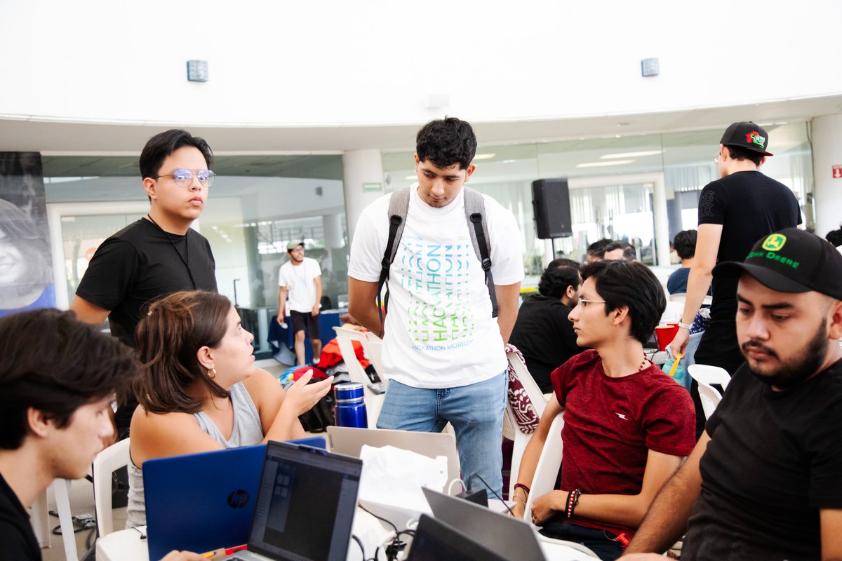 HackMorelos's tweet photo. Su tiempo y esfuerzo no solo enriquecieron el evento, sino que también fomentaron un ambiente de colaboración y aprendizaje fundamental para el éxito de iniciativas como esta. Además, sabemos que su impacto perdurará en el desarrollo profesional de los jóvenes tecnólogos. 💡🤝 https://t.co/qnu5AtHJak
