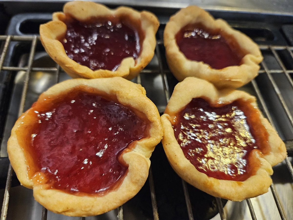 GreenfieldGreen's tweet photo. Rainy Day Baking https://t.co/y8jb8IGOo4