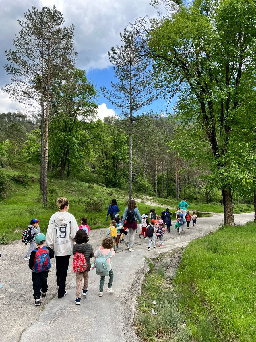 EAnglesola's tweet photo. Segon dia de #colònies a #LaSala de @Fundperetarres tot rebent als companys/es d'#EI3!!! Amb les nostres #motxilles hem gaudit d'una sortida de #Natura tota la #ComunitatDePetites plegada!! #PrePirineuPower https://t.co/O5LKvmp8xc
