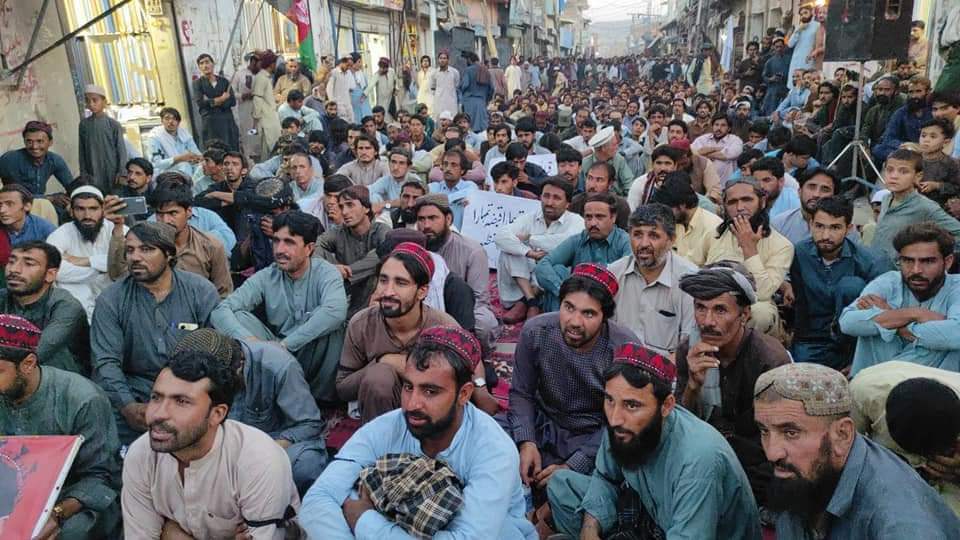 ImranNasar15's tweet photo. PTM Dukki and political parties held protests against the ongoing burning of coal-loaded trucks,the abduction of laborers,the killing of civilians by militant organization for the sake of extortion money and illegal exploitation of local resources.
@MKAchakzaiPKMAP https://t.co/qvk9wiSXD8