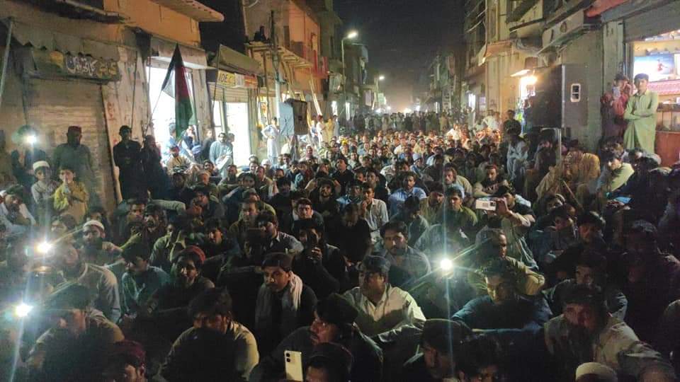 ImranNasar15's tweet photo. PTM Dukki and political parties held protests against the ongoing burning of coal-loaded trucks,the abduction of laborers,the killing of civilians by militant organization for the sake of extortion money and illegal exploitation of local resources.
@MKAchakzaiPKMAP https://t.co/qvk9wiSXD8