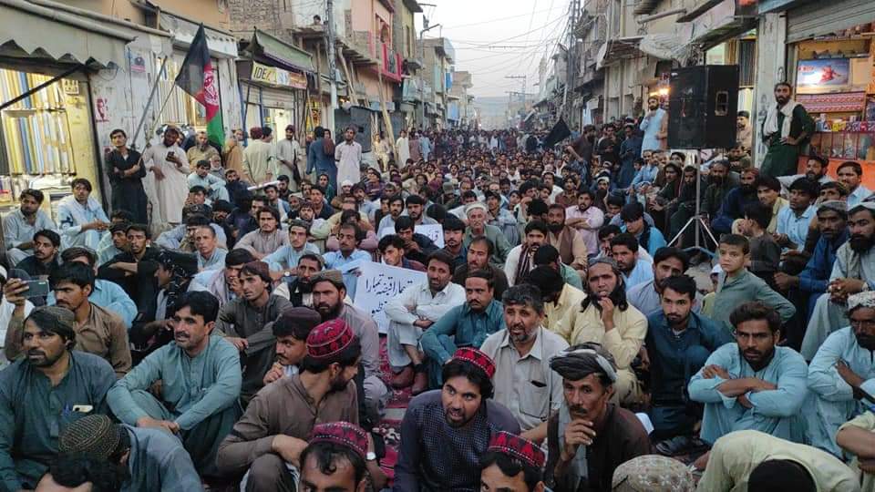ImranNasar15's tweet photo. PTM Dukki and political parties held protests against the ongoing burning of coal-loaded trucks,the abduction of laborers,the killing of civilians by militant organization for the sake of extortion money and illegal exploitation of local resources.
@MKAchakzaiPKMAP https://t.co/qvk9wiSXD8
