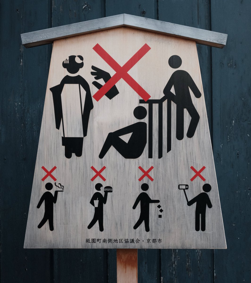 sn1p0's tweet photo. @Alisha12287 @PicturesFoIder There are signs like this everywhere to tell tourists how to behave around geishas and yet this still happens. https://t.co/j54MnApjmu