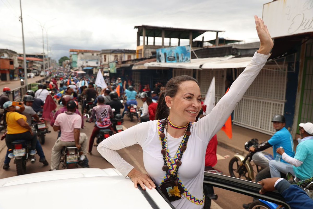 ConVzlaComando's tweet photo. ¡Logramos llegar! Así recibe Puerto Ayacucho, #Amazonas, a la líder @MariaCorinaYA. 

Este pueblo noble se organiza desde ya para el triunfo de @EdmundoGU el 28 de julio. 

#23May. https://t.co/E10lc7rWyW