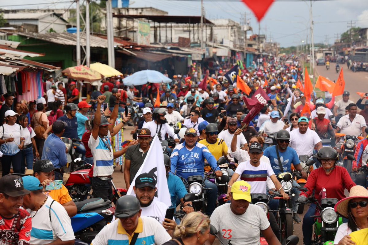 ConVzlaComando's tweet photo. ¡Logramos llegar! Así recibe Puerto Ayacucho, #Amazonas, a la líder @MariaCorinaYA. 

Este pueblo noble se organiza desde ya para el triunfo de @EdmundoGU el 28 de julio. 

#23May. https://t.co/E10lc7rWyW