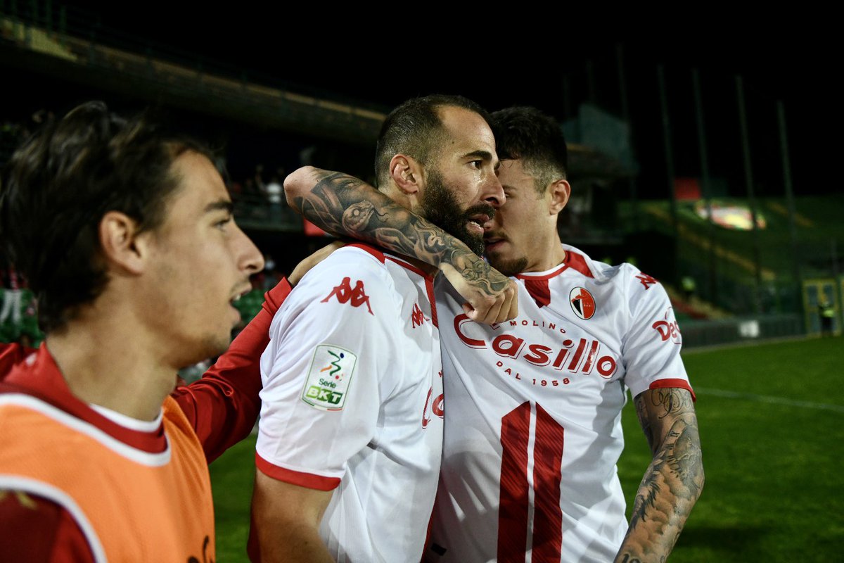sscalciobari's tweet photo. ⚪️🔴🐔 Immenso Capitano! 🤍♥️
Forza ragazzi!
#sscbari #TERBAR https://t.co/0weKjjm6UW