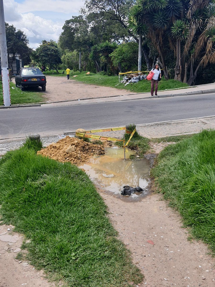 Deividd_Mc's tweet photo. @AcueductoBogota A los vecinos del barrio nos gustaría saber si el arreglo va a quedar así o si se continuará el trabajo, ya que hace 2 días vinieron, dejaron un hueco peligroso para los niños y mascotas que transitan por aquí y se sigue regando el agua #TodosPorElAgua https://t.co/kkdgukHIjl
