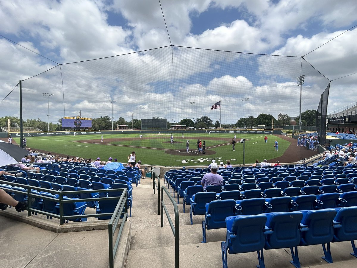 ⚾️Broncos and Shawnee Heights all even at 2-2. #StateTourney