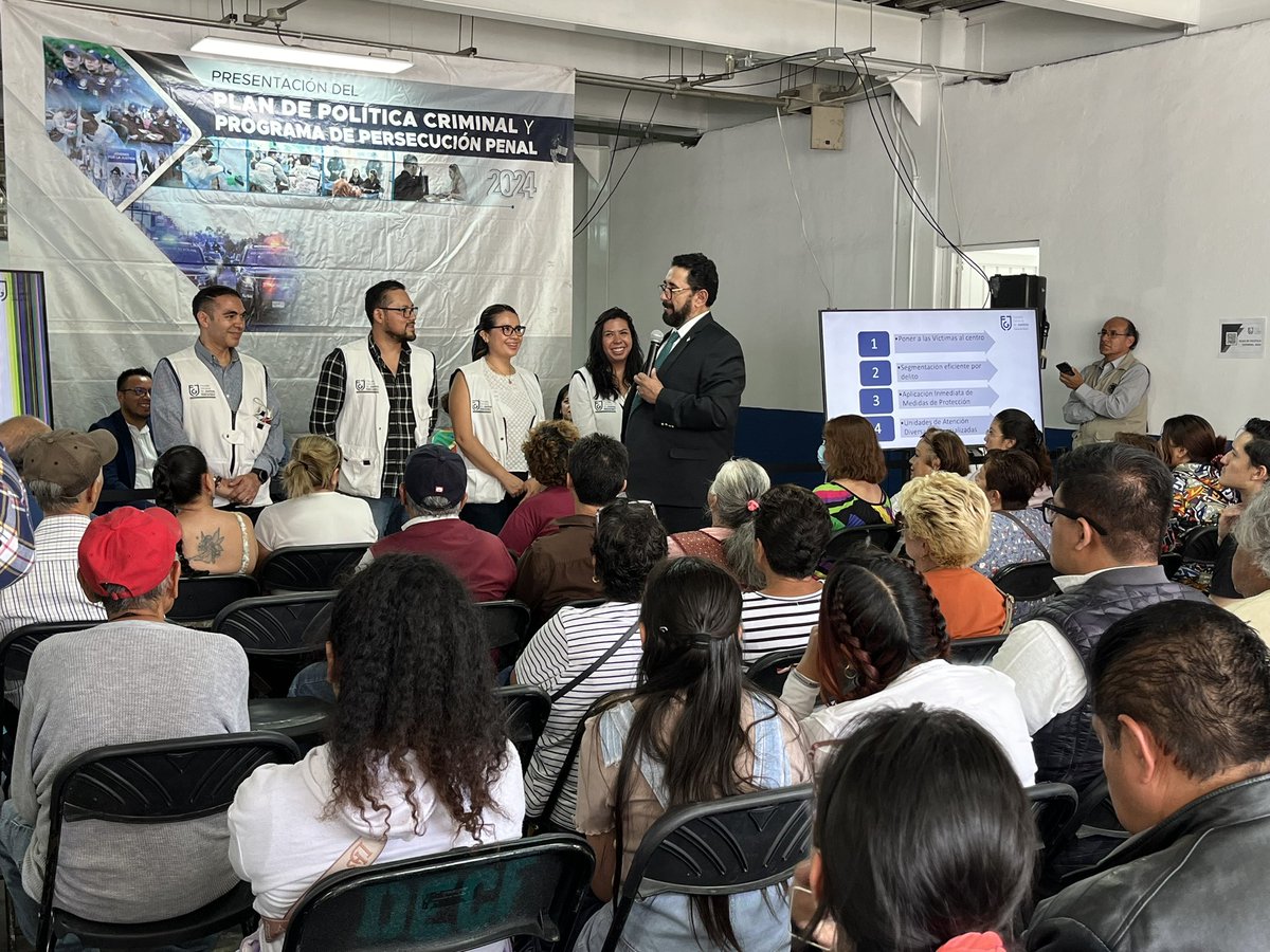 monseluna's tweet photo. Seguimos presentando el Plan de Política Criminal y el Programa de Persecución Penal de la FGJCDMX con el Dr. Ulises Lara López; es importante que la ciudadanía se entere y participe en su creación. https://t.co/wJHqXs8qAM
