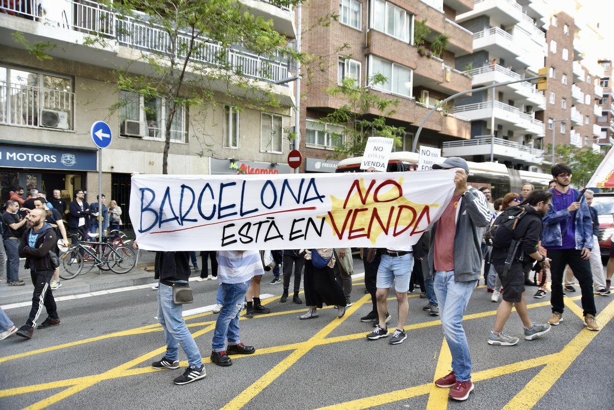 Protesta vecinal contra un desfile de Louis Vuitton en el Park Güell: «Barcelona no está en venta» naiz.eus/eu/info/notici…