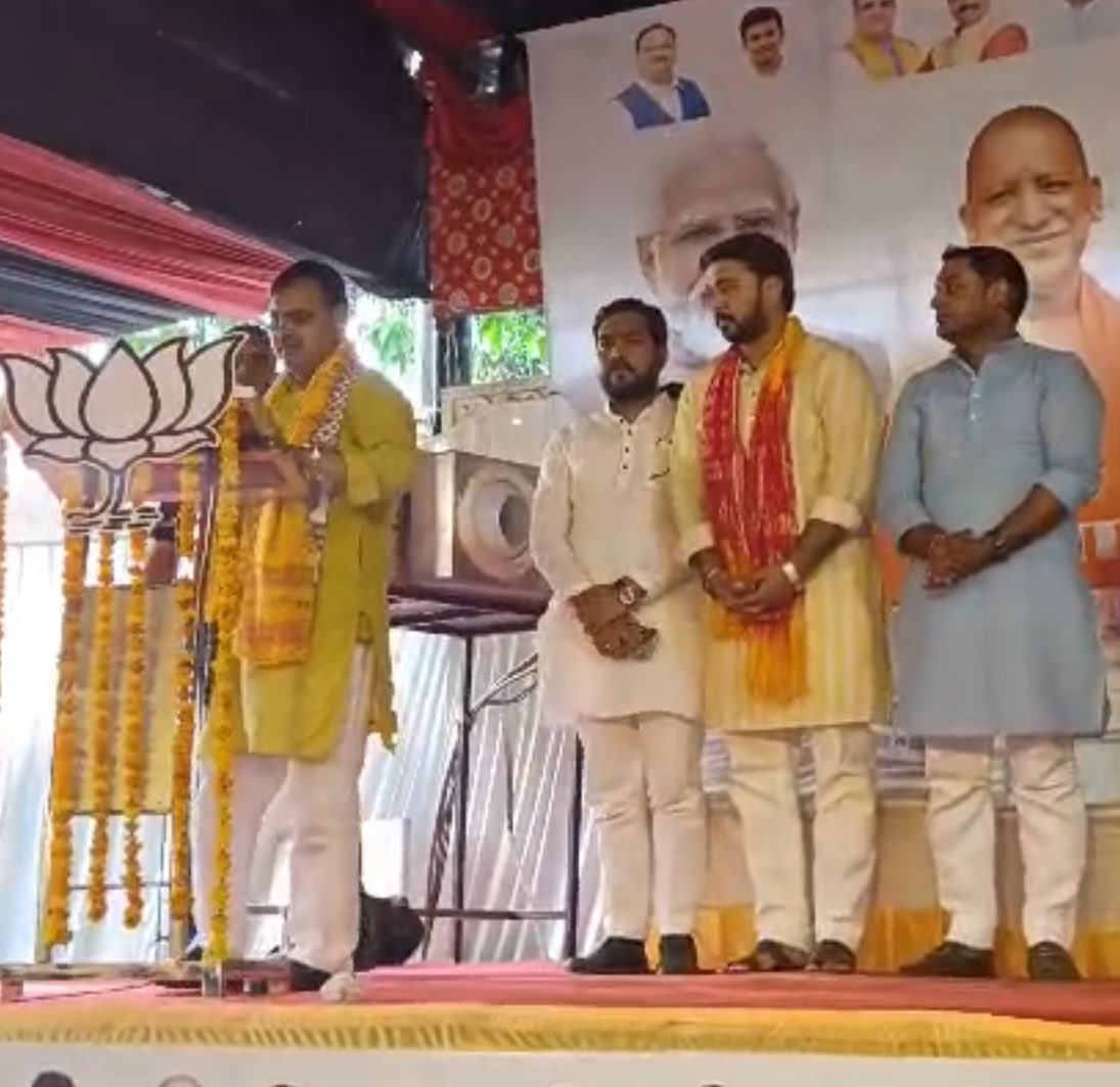 purusharth_bjp's tweet photo. आज लोकसभा #देवरिया युवा सम्मेलन में उपस्थित रहा,मुख्य-अतिथि के रूप में राजस्थान सरकार के लोकप्रिय मुख्यमंत्री श्री @BhajanlalBjp जी का मार्गदर्शन प्राप्त हुआ,शानदार सम्मेलन के लिए जिला अध्यक्ष @Praveenyodha जी एवं उनकी पूरी टीम को बधाई एवं शुभकामनायें 💐 #MeraPehlaVoteModiKo #गोरखपुर_क्षेत्र
@narendramodi @AmitShah @sunilbansalbjp @Bhupendraupbjp @idharampalsingh @gnshuklabjp @sahjanandraibjp @Tejasvi_Surya @PranshuDutt @bjpharshvardhan @archnabjpup @anuraggautambjp @GkpBjym @Abhina_Prakash @rohit_chahal @_AKKaushik