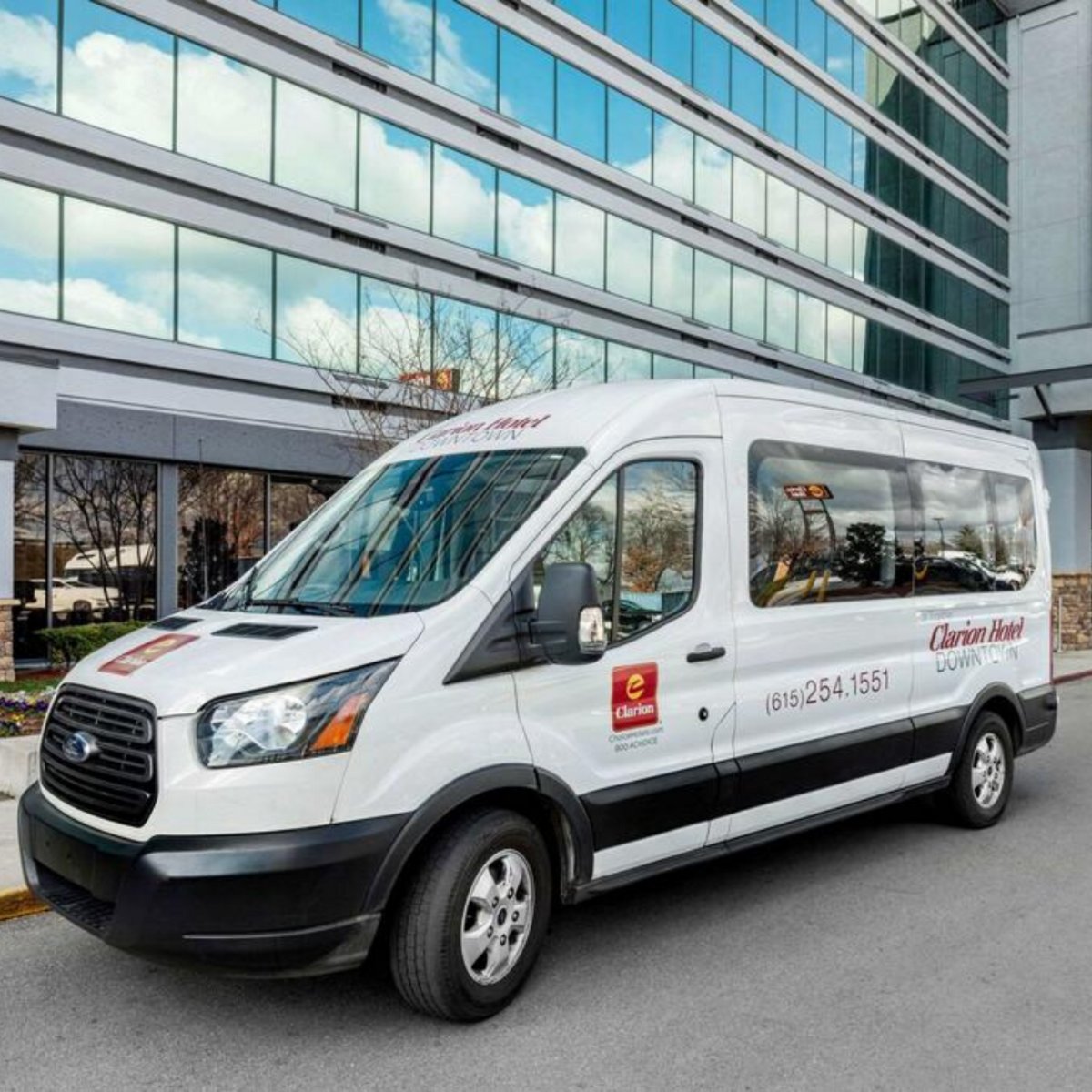 ClarionNashDT's tweet photo. You can depend on us for reliable free #shuttleservice daily from 9 am - 9 pm. We'll take you and pick you up at these popular destinations, the #ConventionCenter and #LowerBroadway - #HonkyTonks. Swing by and ask about our front desk for seasonal hours. https://t.co/rrxDasZKVy https://t.co/eBpnVyOhIs