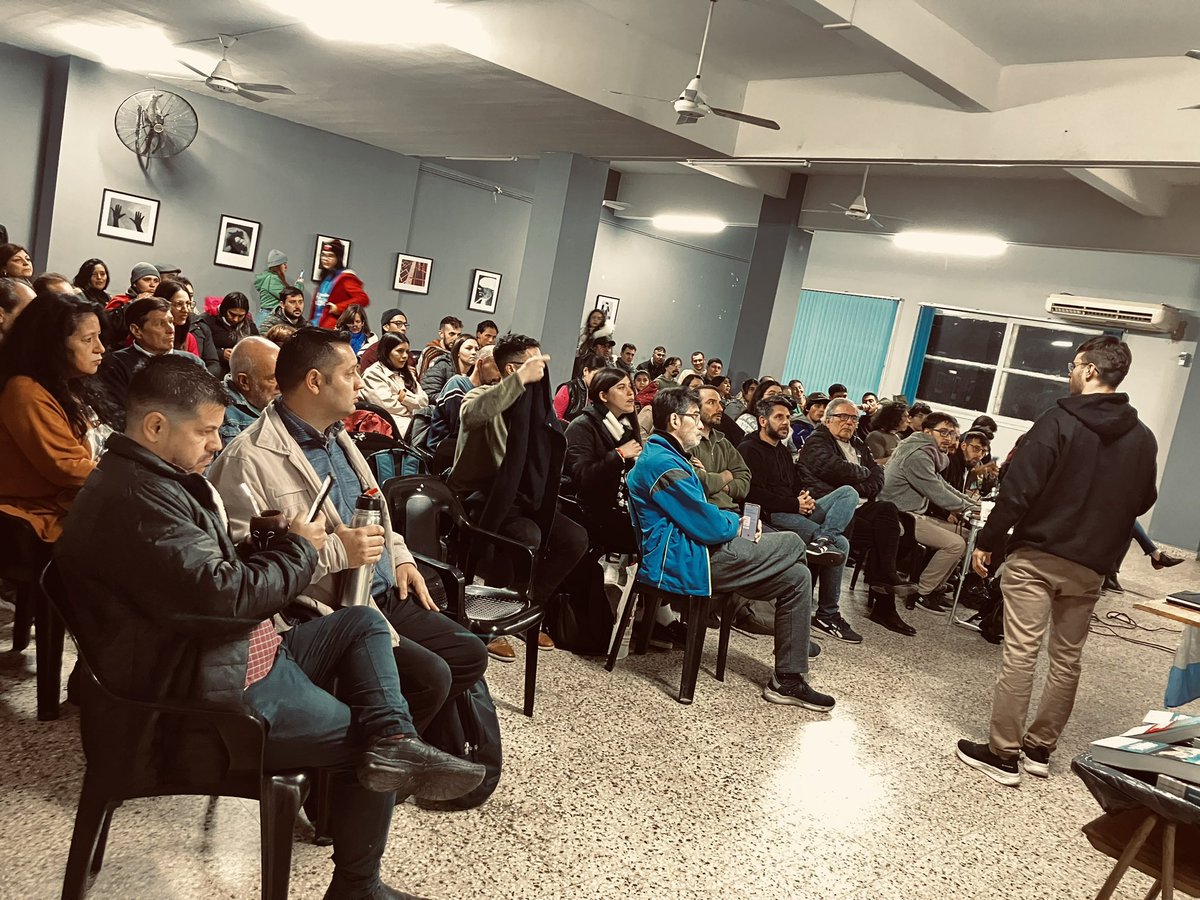 PJ_SantaFe's tweet photo. #Ahora 

🗣️Charla: 𝗗𝗘𝗦𝗔𝗙𝗜́𝗢𝗦 𝗦𝗢𝗕𝗘𝗥𝗔𝗡𝗢𝗦 𝗗𝗘 𝗟𝗔 𝗣𝗔𝗧𝗥𝗜𝗔 𝗛𝗘𝗥𝗜𝗗𝗔

🇦🇷Debates estratégicos para un nuevo proyecto nacional con @eduardotoniolli Dip Nac, @pablogarello_ JP Provincial y Luciano Orellano coordinador del foro por la recuperación del Paraná https://t.co/at5DWCpygB